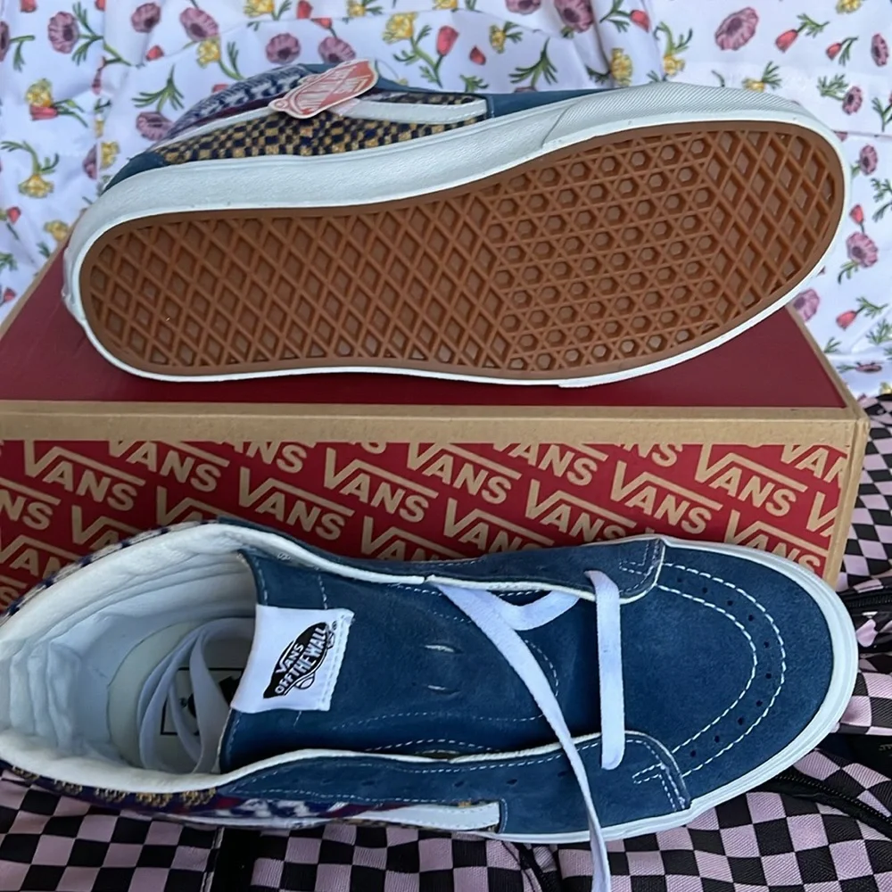 Vans Men’s Sk8-Hi
Fair Isle Blue/Multi
VN0A7Q5NBER
Sneakers - Picture 4 of 16